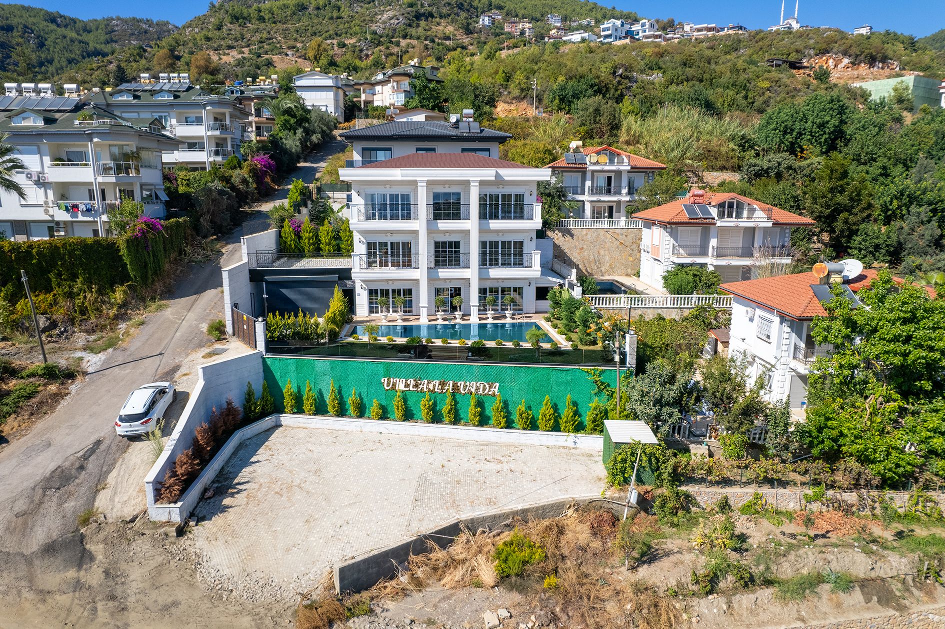 ALANYA TEPE'DE VATANDASLIKLI LÜKS EŞYALI VİLLA - 1