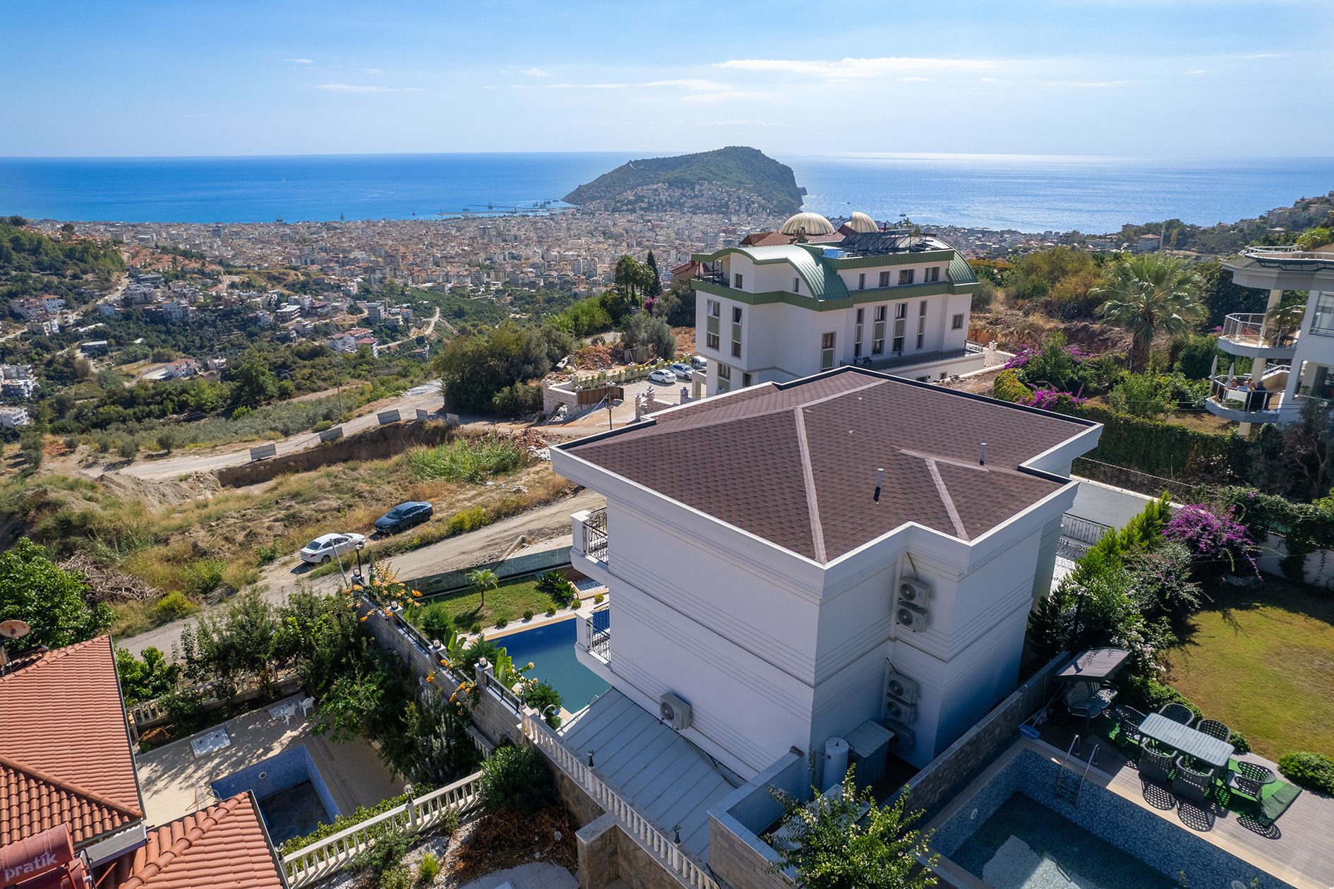ALANYA TEPE'DE VATANDASLIKLI LÜKS EŞYALI VİLLA - 2