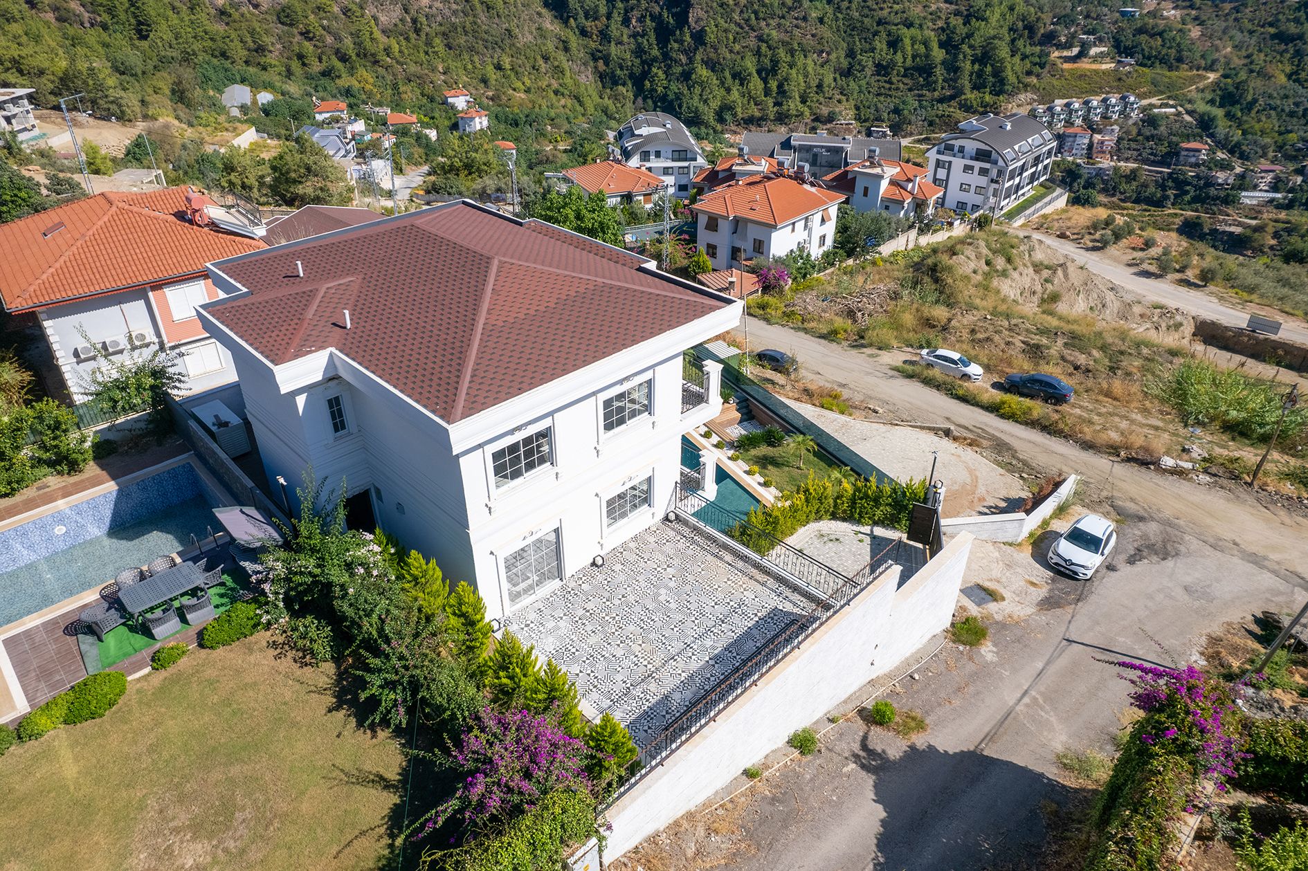 ALANYA TEPE'DE VATANDASLIKLI LÜKS EŞYALI VİLLA - 4
