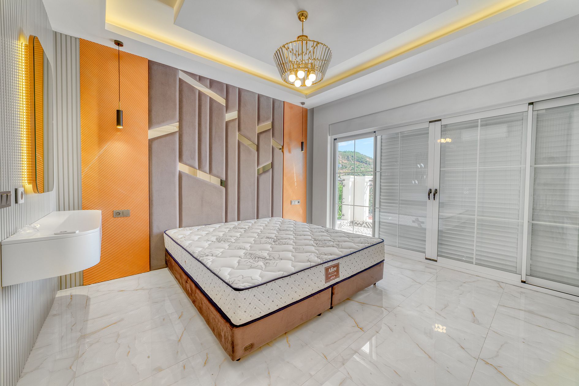 ALANYA TEPE'DE VATANDASLIKLI LÜKS EŞYALI VİLLA - 14