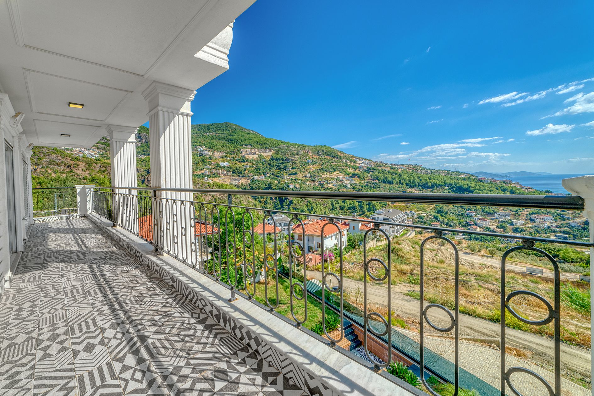 ALANYA TEPE'DE VATANDASLIKLI LÜKS EŞYALI VİLLA - 17