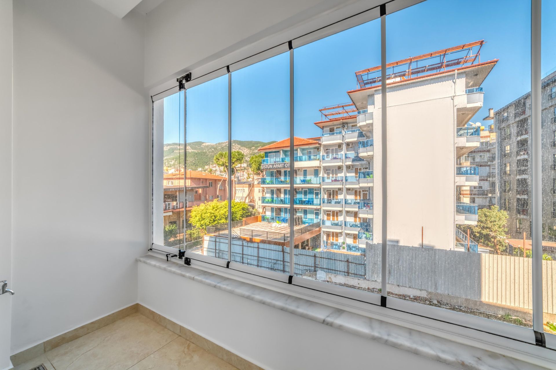 ALANYA CLEOPATRA'DA DENİZE SIFIR KONUMDA ÖZEL TASARIM 2+1 LÜKS DAİRE - 16