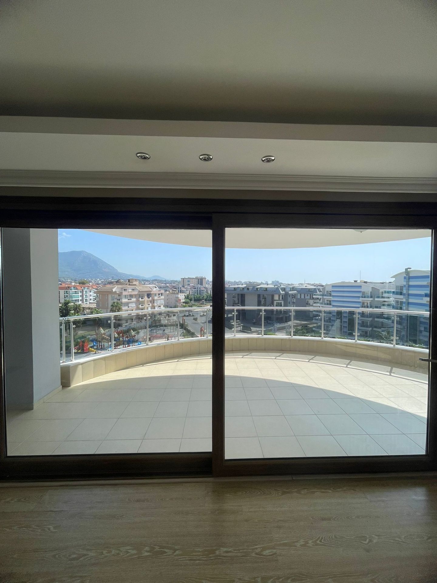 TAMAMI VATANDAŞLIĞA UYGUN | CİKCİLLİ KALE ŞEHİR 1'DE SATILIK 4+1 GENİŞ DAİRE - 55
