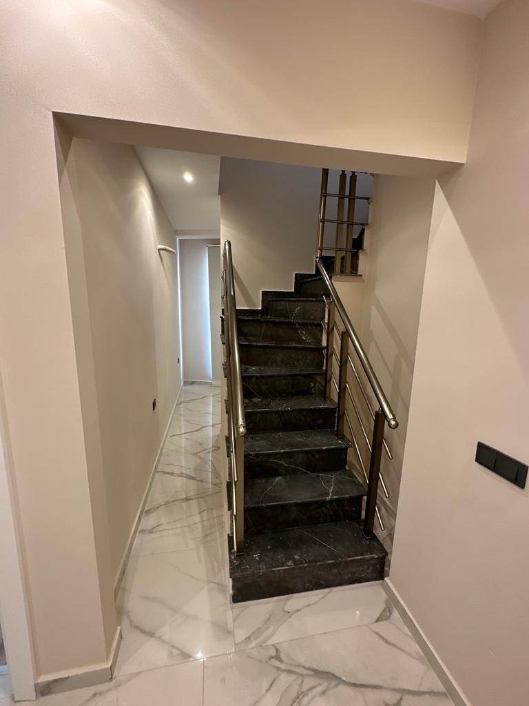 ALANYA MERKEZ'DE TERASLI, FULL EŞYALI 3+1 TERS DUBLEKS – DENİZE 600 METRE! - 8
