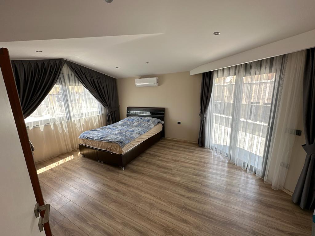 ALANYA MERKEZ'DE TERASLI, FULL EŞYALI 3+1 TERS DUBLEKS – DENİZE 600 METRE! - 10