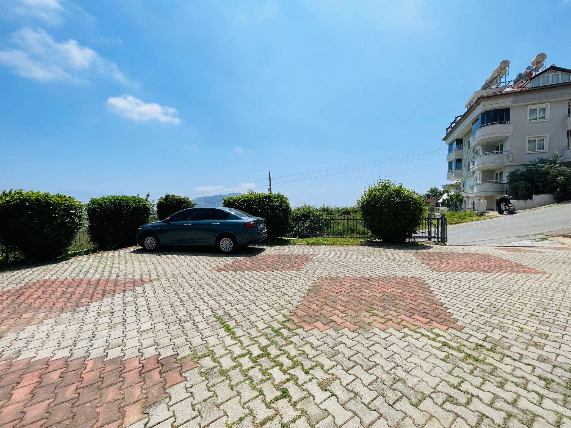 Alanya Sugözü Mahallesi'nde Satılık, Kale ve Deniz Manzaralı Full Eşyalı 2+1 Daire - 1