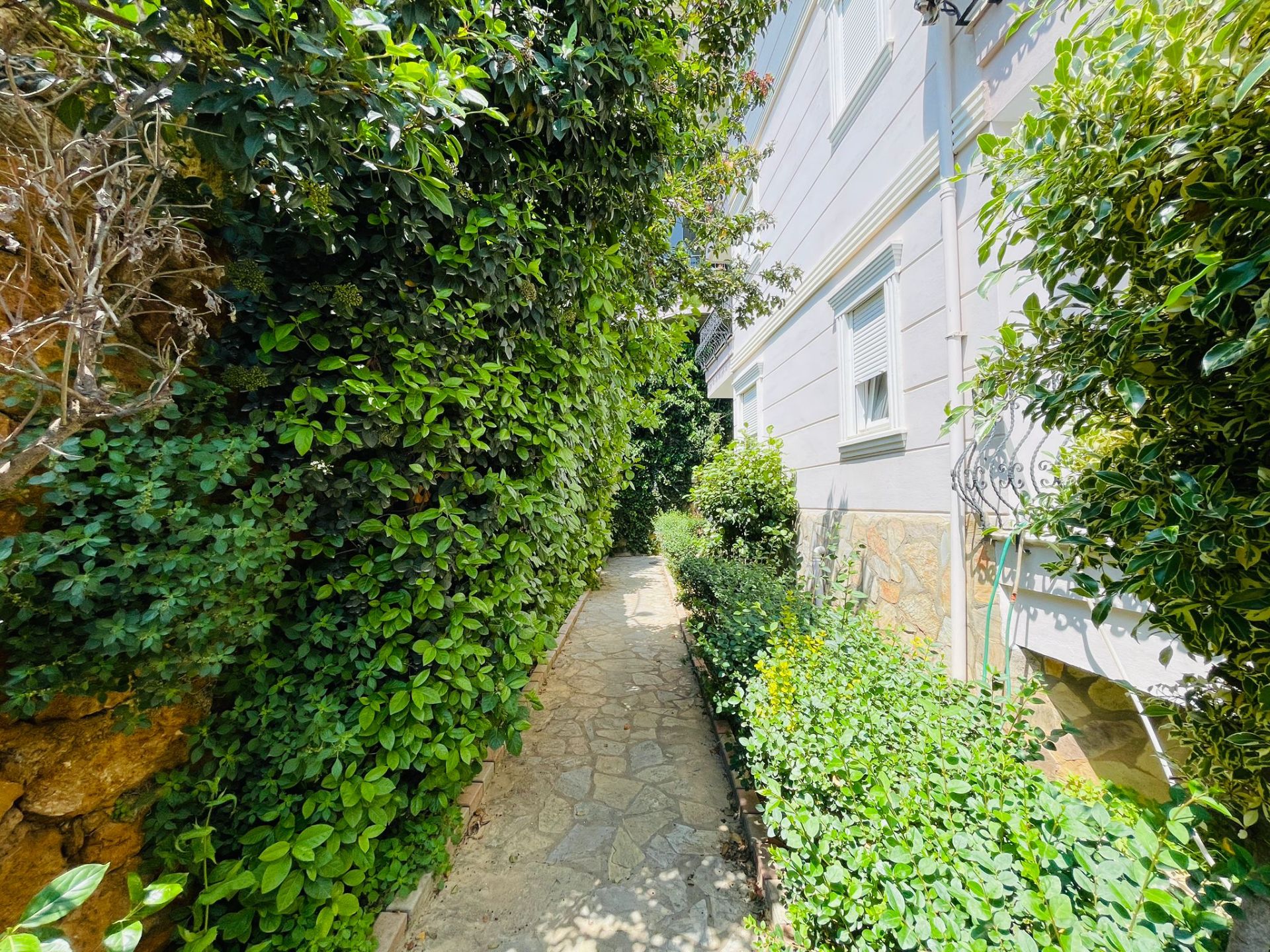 Alanya Sugözü Mahallesi'nde Satılık, Kale ve Deniz Manzaralı Full Eşyalı 2+1 Daire - 3